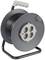 Kabeltrommel mit grauem Gehäuse und schwarzem Kabel, ausgestattet mit vier Steckdosen. Ideal für den Einsatz auf Baustellen.