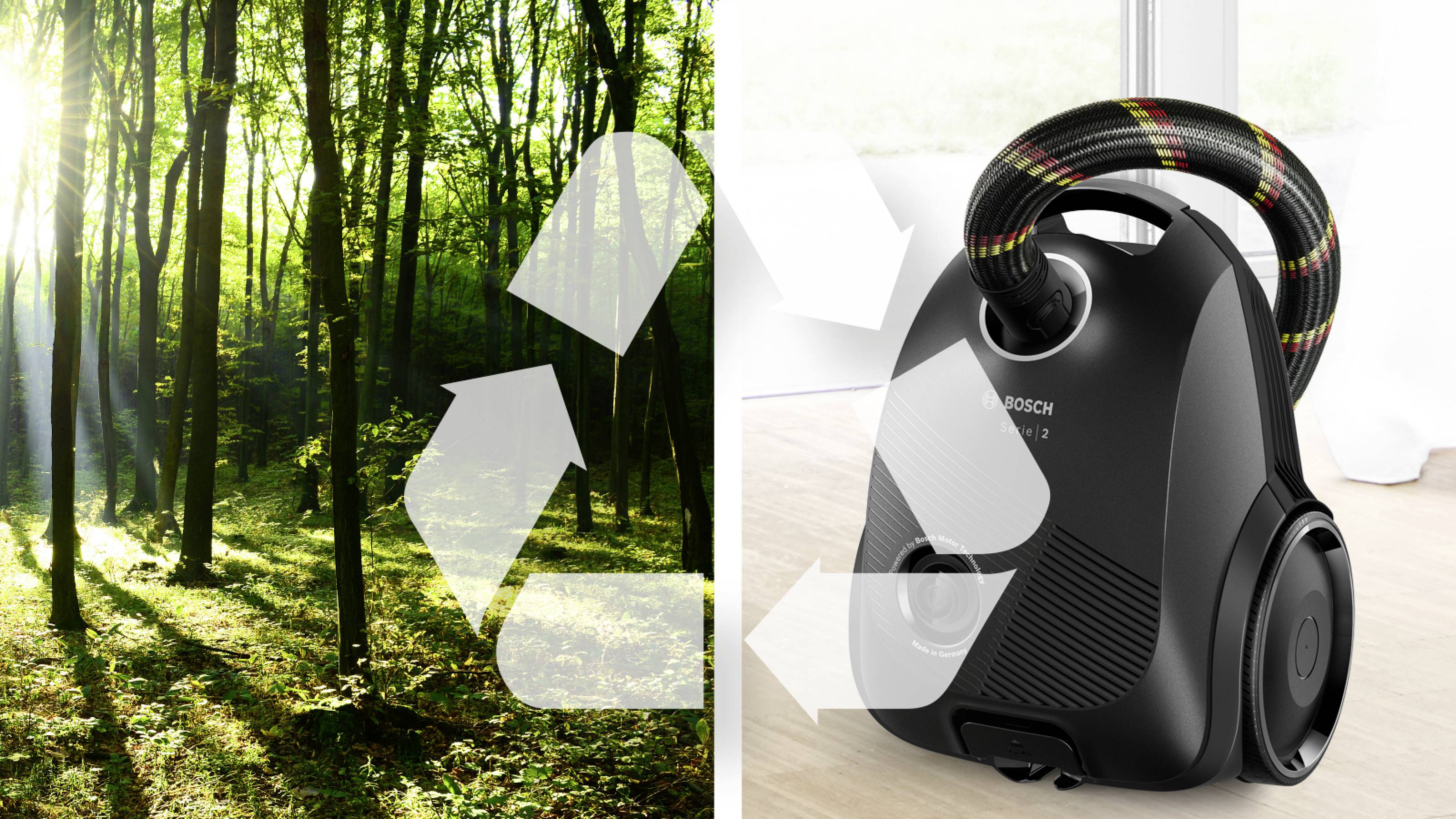 Links ist ein sonniger Wald mit Recycling-Symbolen. Rechts ein Staubsauger, der Nachhaltigkeit symbolisiert.