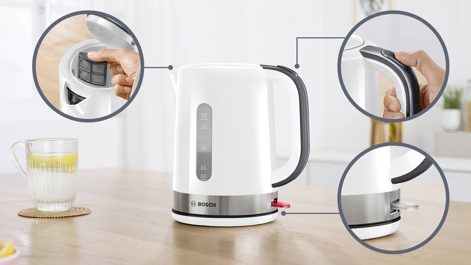 Ein weißer Wasserkocher mit schwarzem Griff wird gezeigt. Detailansicht: Befüllen, Schalter und Wasserstandsanzeige. Links eine Tasse mit Zitrone.