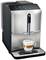 Kaffeevollautomat mit einem silbernen Gehäuse, digitalem Display oben, und einer großen Starttaste vorne. Ein Glas Latte Macchiato ist darunter in der Abtropfschale platziert.