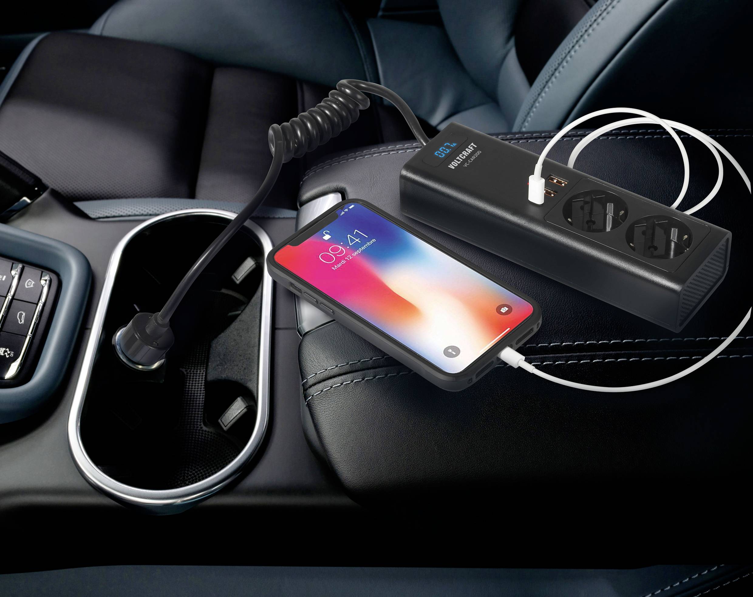 Ein Smartphone wird in einem Auto über einen Mehrfachstecker geladen, der an den Zigarettenanzünder angeschlossen ist.