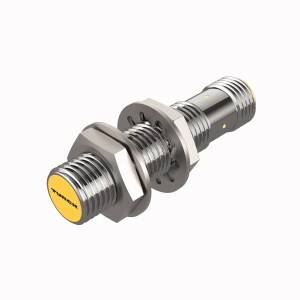 Ein silberner länglicher Sensor mit gelbem Ende und Schraubgewinden, vermutlich ein Induktionssensor, auf weißem Hintergrund.