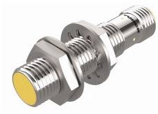 Zylindrischer Sensor mit Metallgehäuse und gelber Front. Geeignet zur Installation in Maschinen für Erfassung oder Messungen.