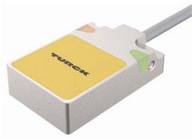 Ein rechteckiger Sensor mit gelber Oberfläche und schwarzen Schriftzug 'TURCK'. Ein Kabel ist an einer Seite angeschlossen.
