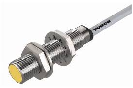 Zylindrischer, induktiver Sensor mit gelber Spitze und Turck-Logo. Verwendet zur Erkennung von Metallobjekten.