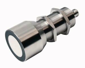 Ein zylindrischer Metall-Sensor mit Schraubgewinde und Sechskantmuttern. Es handelt sich wahrscheinlich um einen industriellen Näherungssensor.
