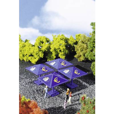 Modelle von Solarpanelen mit Euro-Symbolen auf einer Miniaturlandschaft, umgeben von Bäumen, mit kleinen Figuren darunter.
