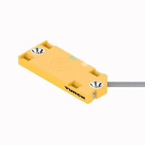 Ein rechteckiger, gelber Sensor mit einem Kabel auf der rechten Seite. Auf dem Sensor steht 'Turck'.