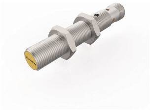 Zylindrischer Sensor im Metallgehäuse mit zwei Kontermuttern, geeignet zur Erfassung von Objekten oder Positionen in industriellen Anwendungen.