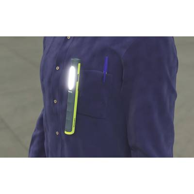 Eine Person trägt eine dunkelblaue Jacke mit einer leuchtenden Taschenlampe und einem blauen Stift in der Brusttasche.