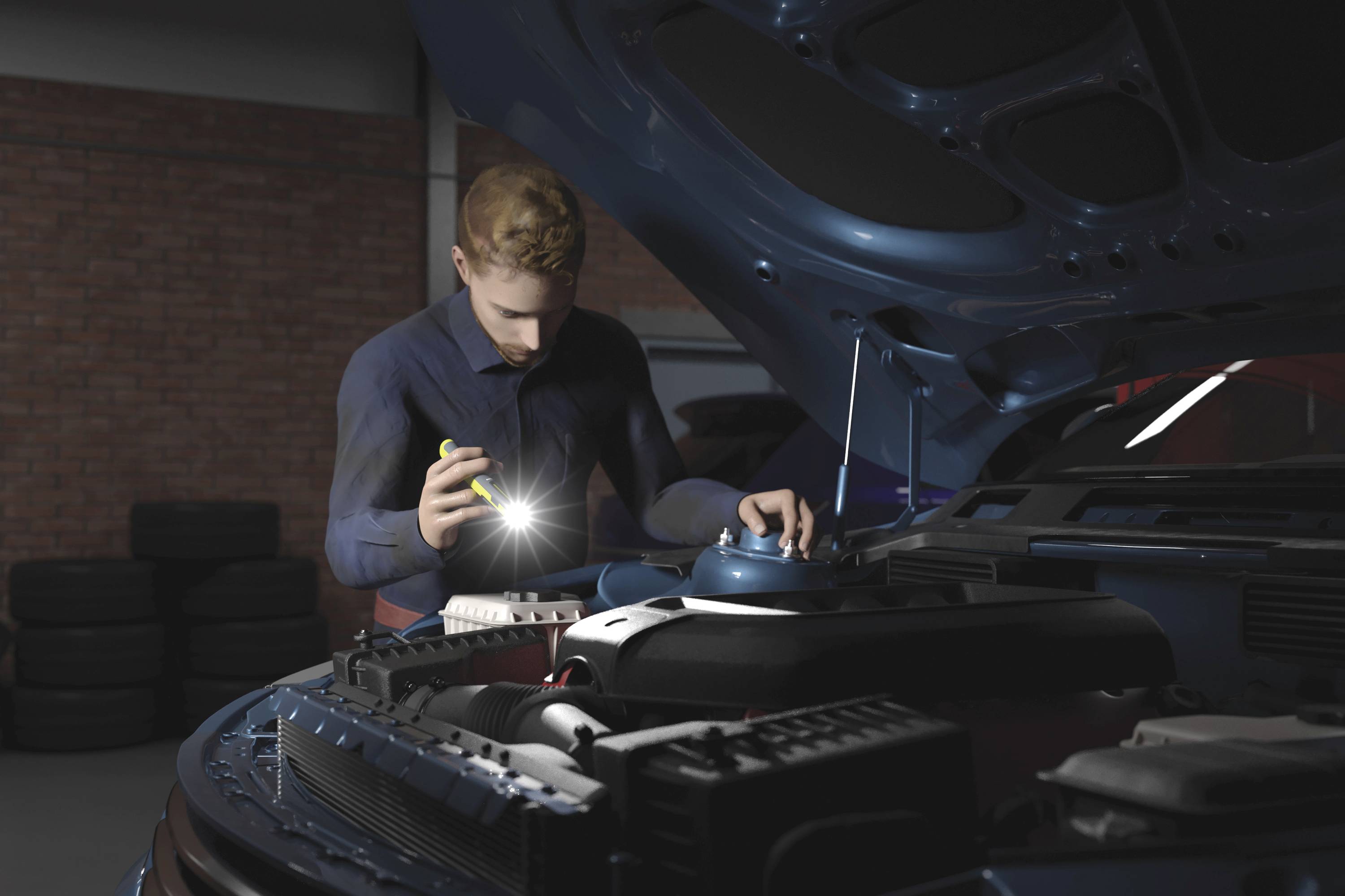 Ein Mechaniker prüft den Motor eines Autos mit einer Taschenlampe in einer Werkstatt. Im Hintergrund sind Reifenstapel sichtbar.