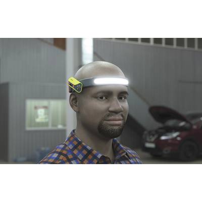 Ein lächelnder Mann trägt ein LED-Stirnband in einer Werkstatt. Im Hintergrund steht ein Auto mit geöffneter Motorhaube.