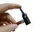 'Finger halten einen kleinen schwarzen Zylinder mit Schraubverbindung.'