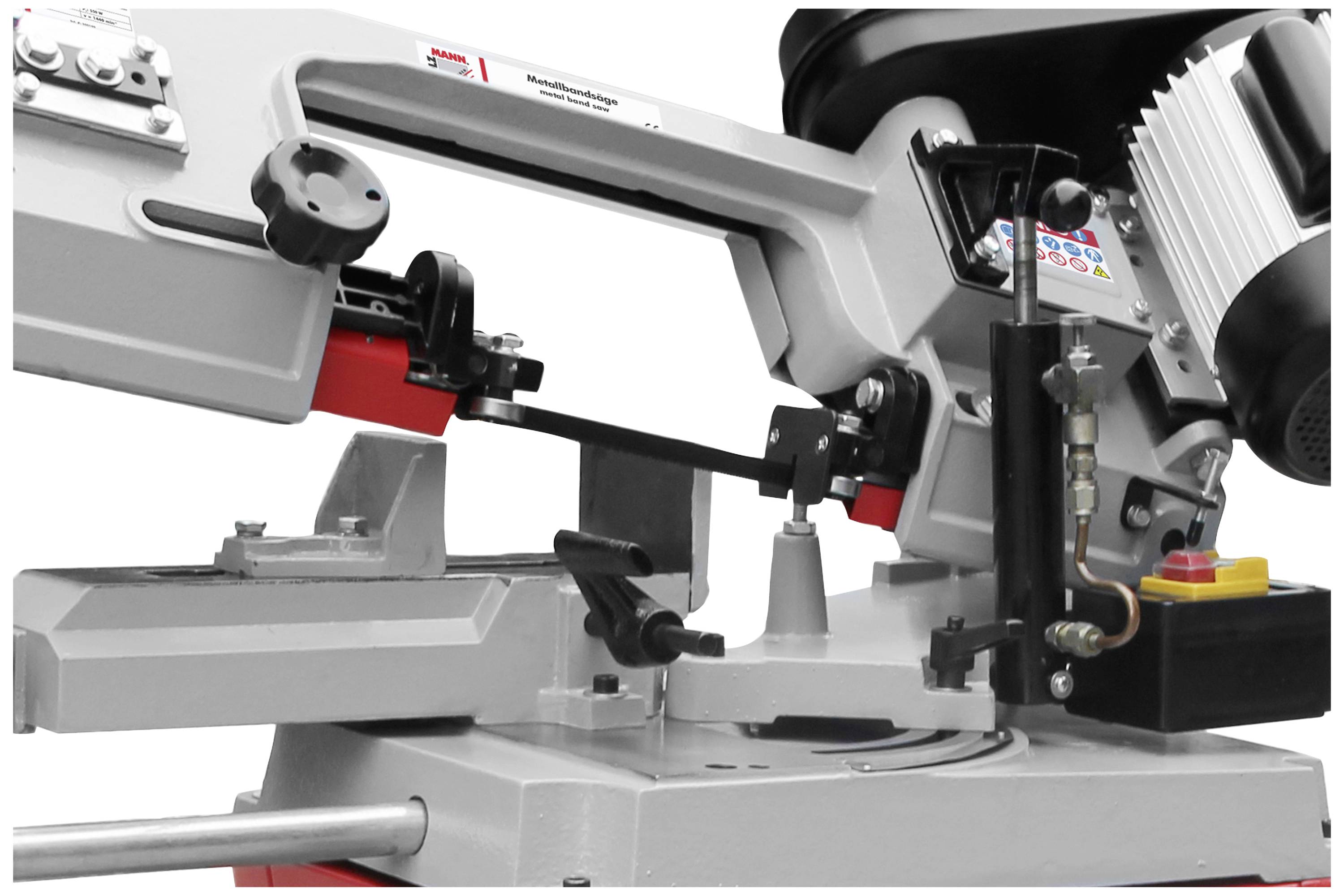 Metallsägemaschine mit einstellbarem Sägeblattwinkel auf einer Werkbank. Elektrische Steuerelemente und Sicherheitsvorrichtungen sind sichtbar.