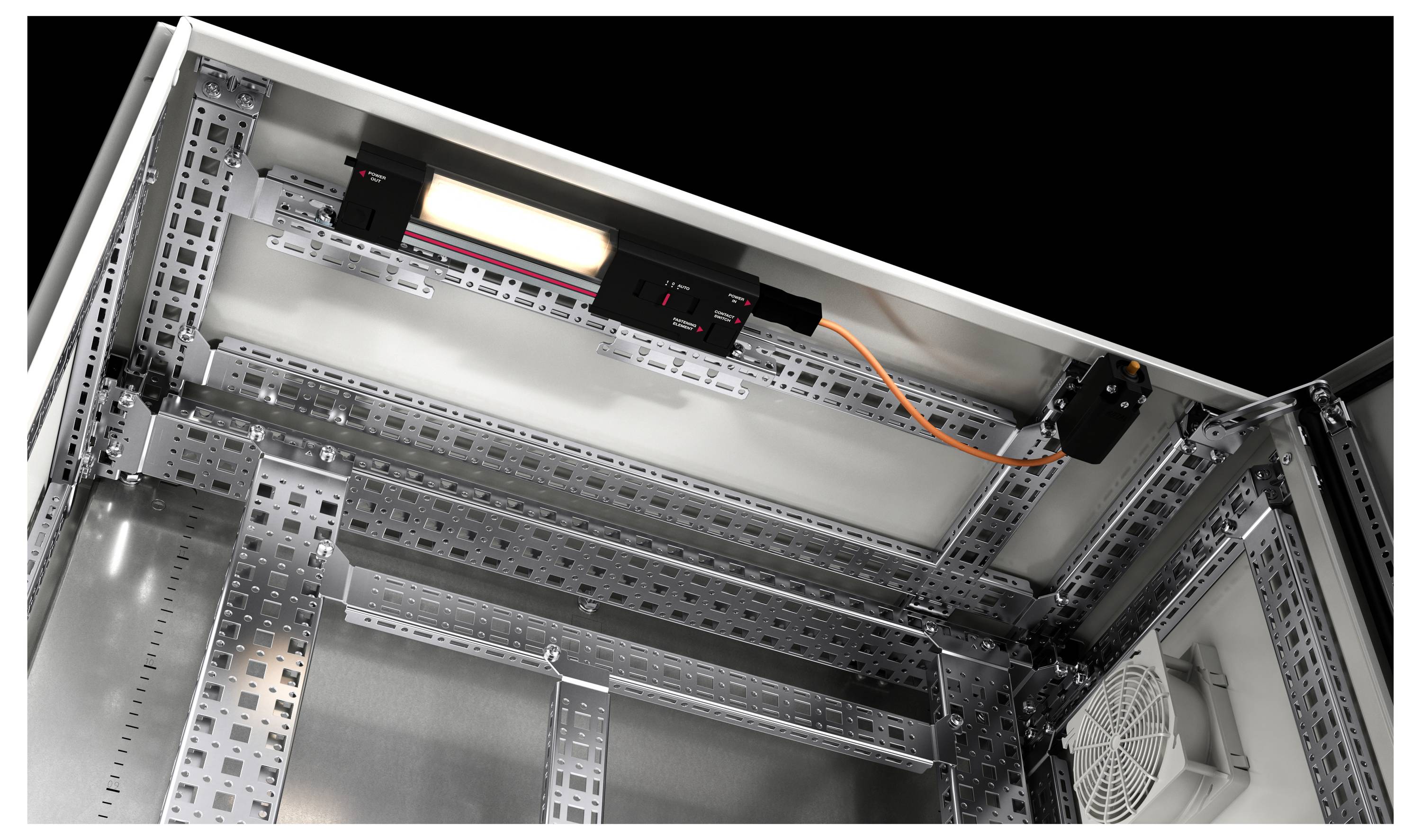 Inneres eines Elektronikschranks mit Kabeln und Beleuchtungselement, an Metallrahmen montiert. Ventilator in der Ecke sichtbar.