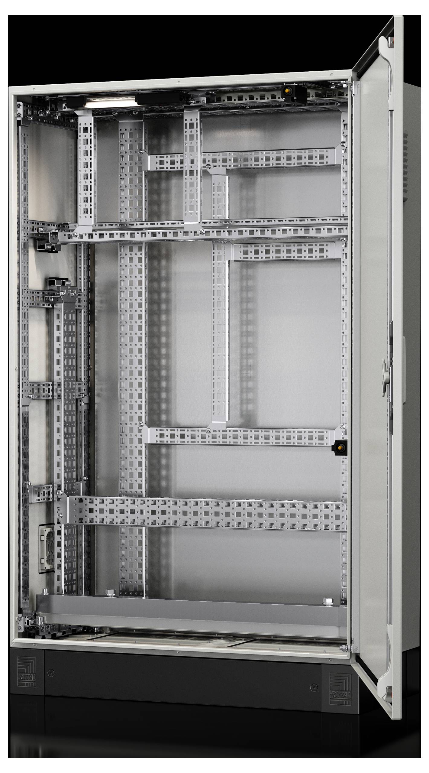 Ein geöffneter, leerer Metallschrank für Elektronik mit sichtbaren Schienen und Halterungen zur Installation von Geräten.