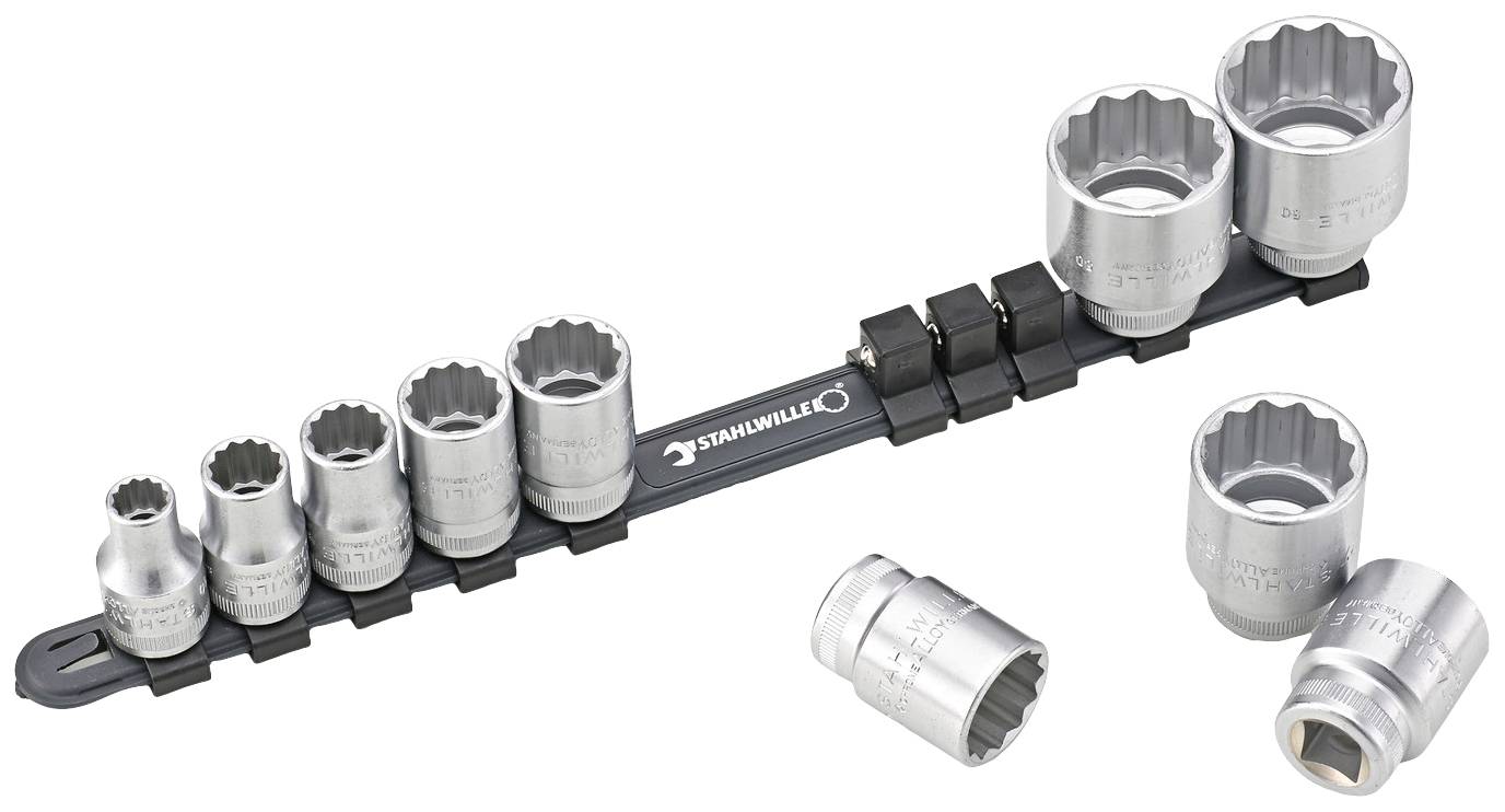 Ein Satz von neun Stecknüssen auf einer Halterung, verschiedene Größen. Drei Nüsse liegen lose daneben. Markenname 'STAHLWILLE'.