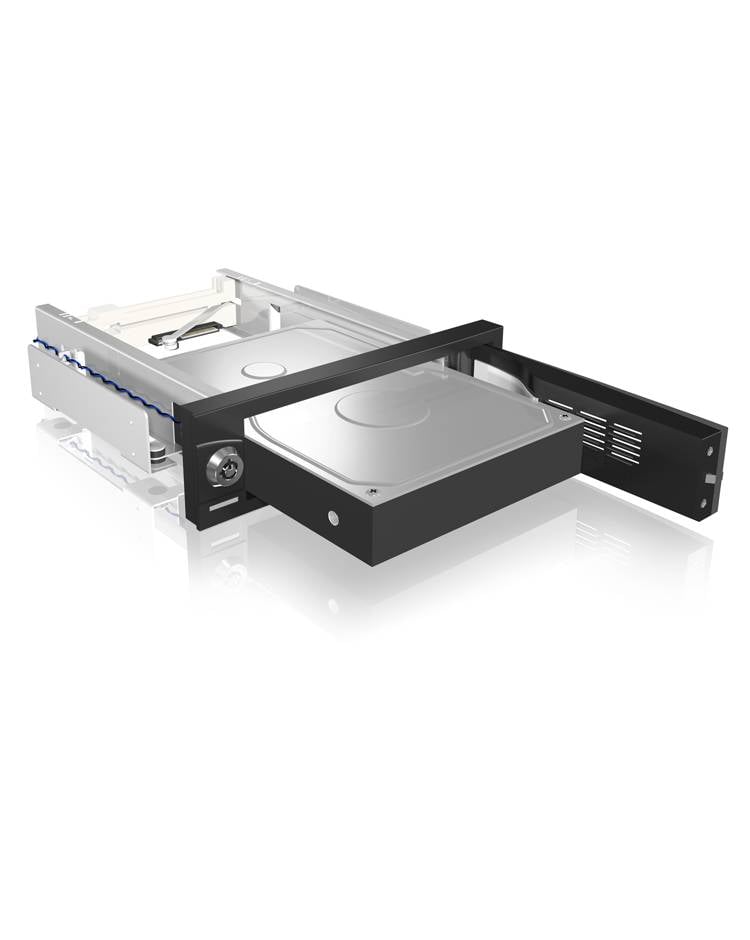Ein Harddisk-Rahmen mit herausnehmbarer Festplatte, die teilweise aus dem Gehäuse gezogen ist. Hochglanz-Oberfläche reflektiert Licht.