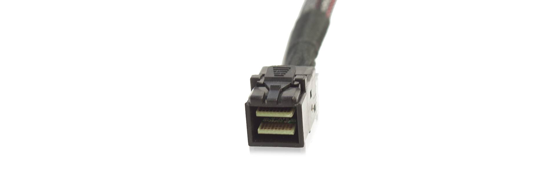 Ein schwarzes Kabel mit einem quadratischen Stecker am Ende; möglicherweise ein Daten- oder Stromverbindungskabel.