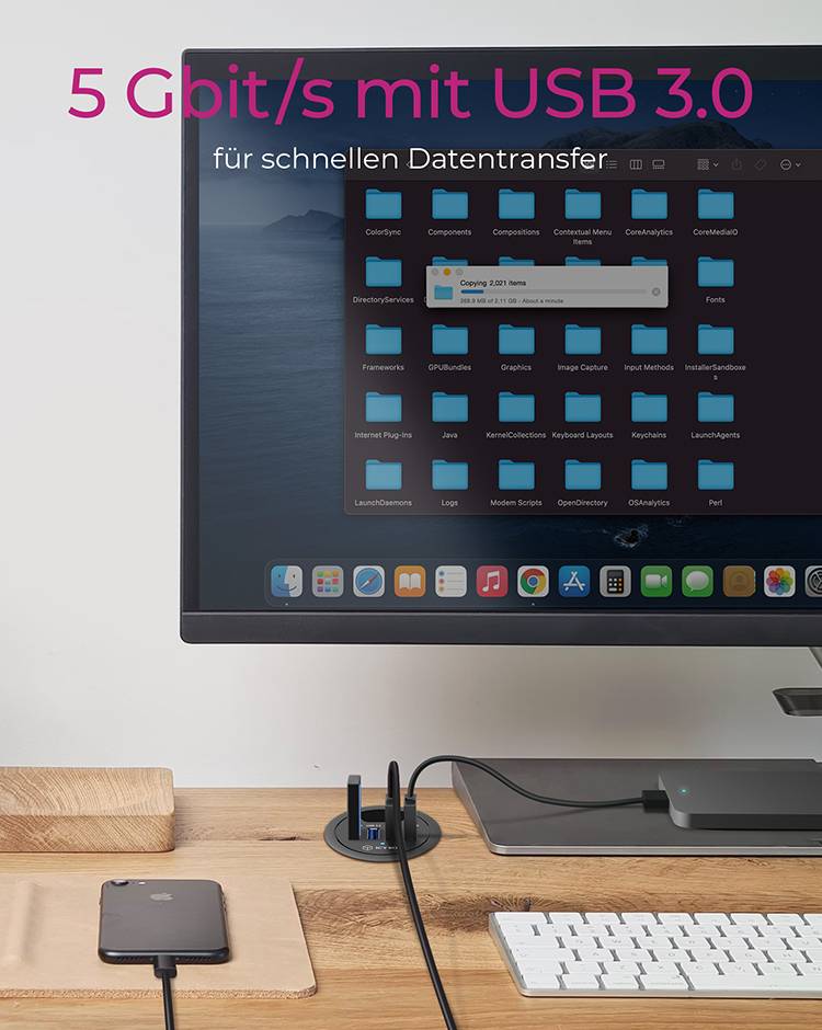 '5 Gbit/s mit USB 3.0 für schnellen Datentransfer' auf einem Computerbildschirm. Im Vordergrund ein Schreibtisch mit Telefon.