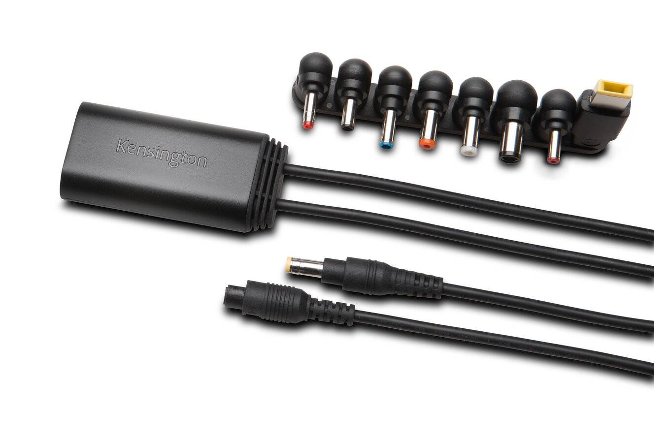 Netzteil mit mehreren austauschbaren Adaptern für unterschiedliche Geräte. Enthält Adapter in verschiedenen Farben und Formen.