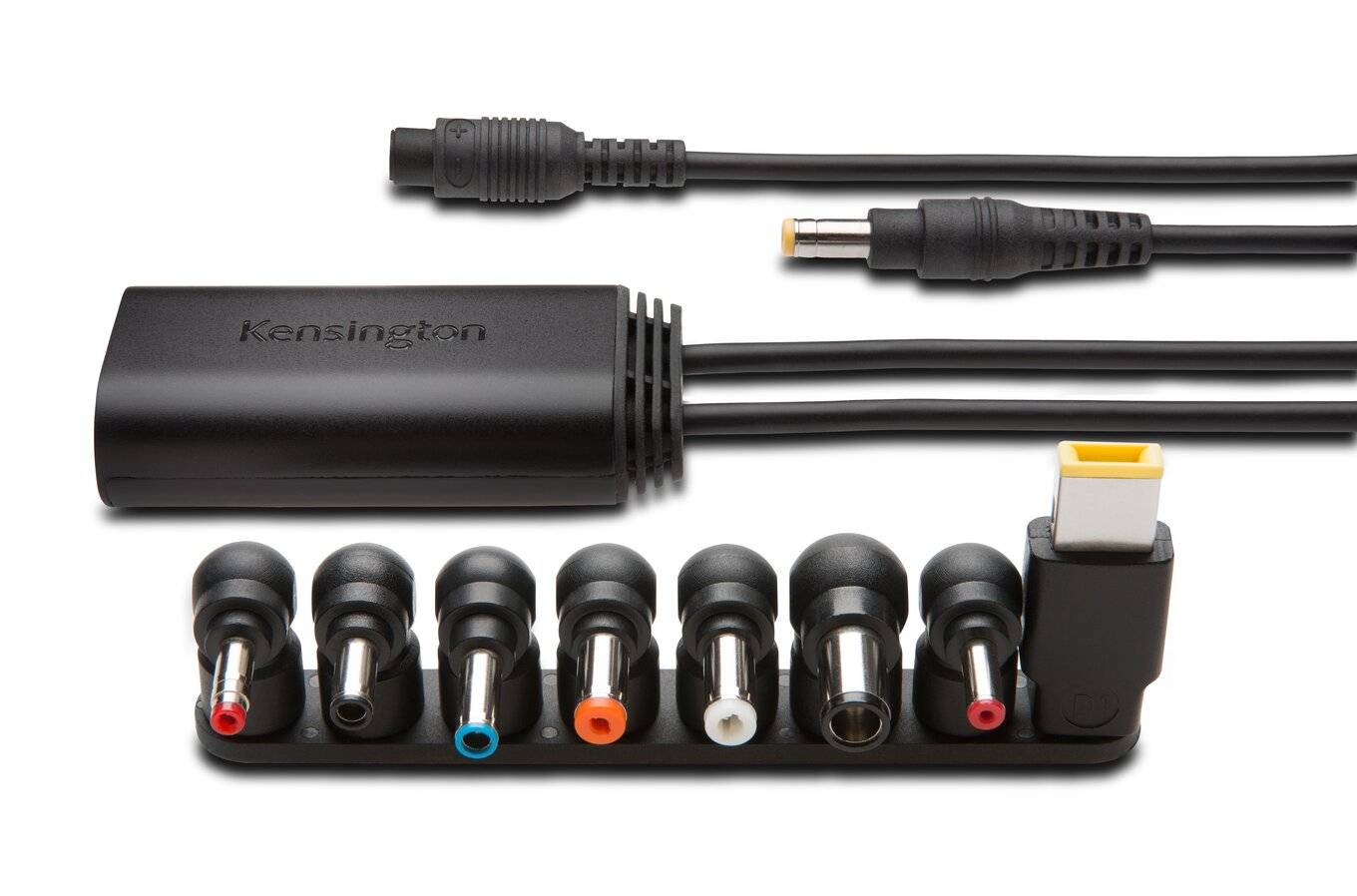 Ein Ladegerät-Set mit verschiedenen Adaptern für unterschiedliche Gerätetypen, inklusive eines schwarzen Verbindungskabels.