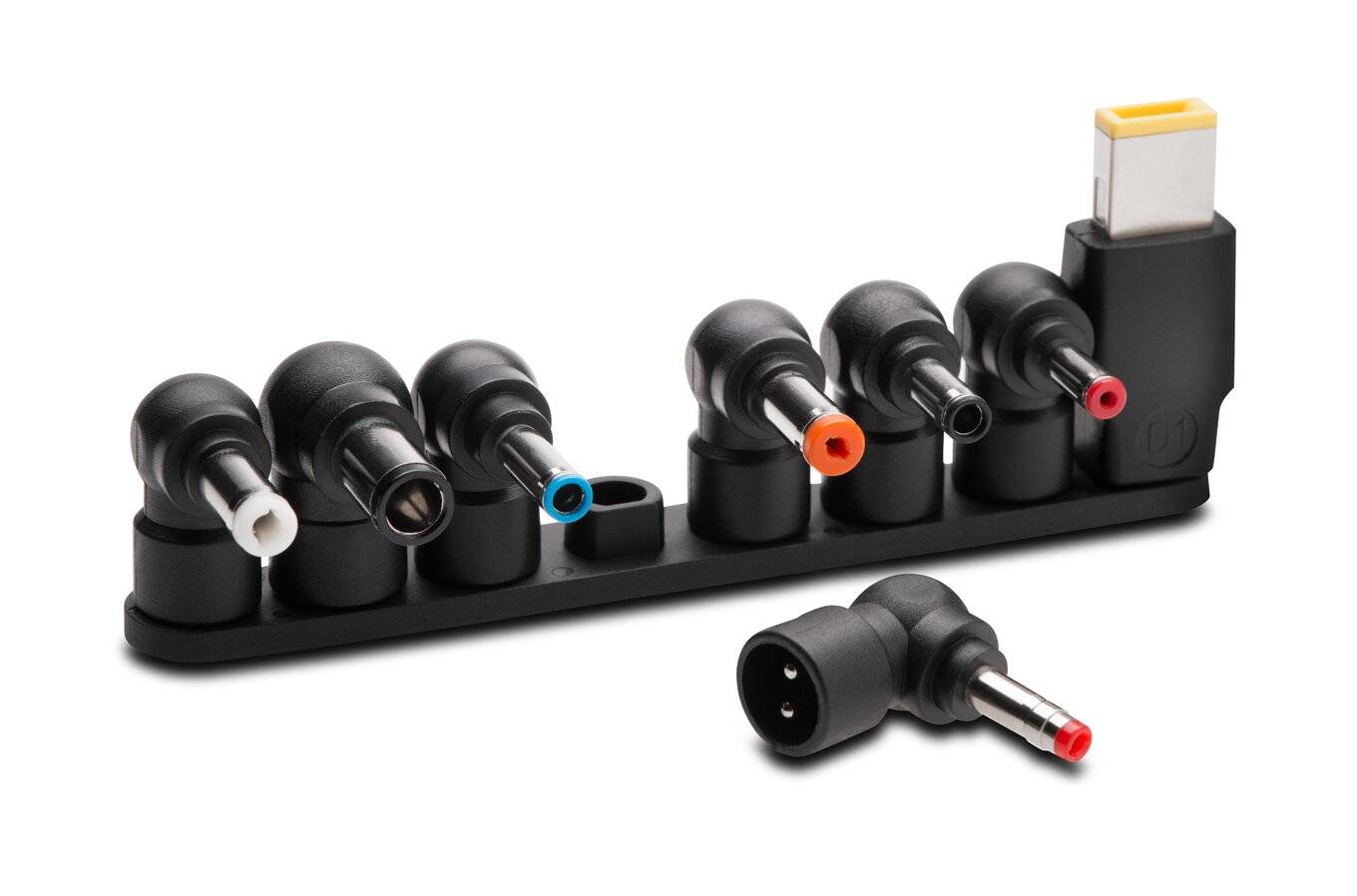 Verschiedene schwarze Ladegerätstecker mit verschiedenen Farben an einem Halter, ein Stecker liegt separat davor.