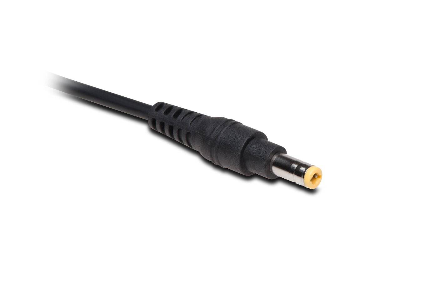 Schwarzes Gleichstrom-Netzteilkabel mit einem runden Stecker, vor weißem Hintergrund.