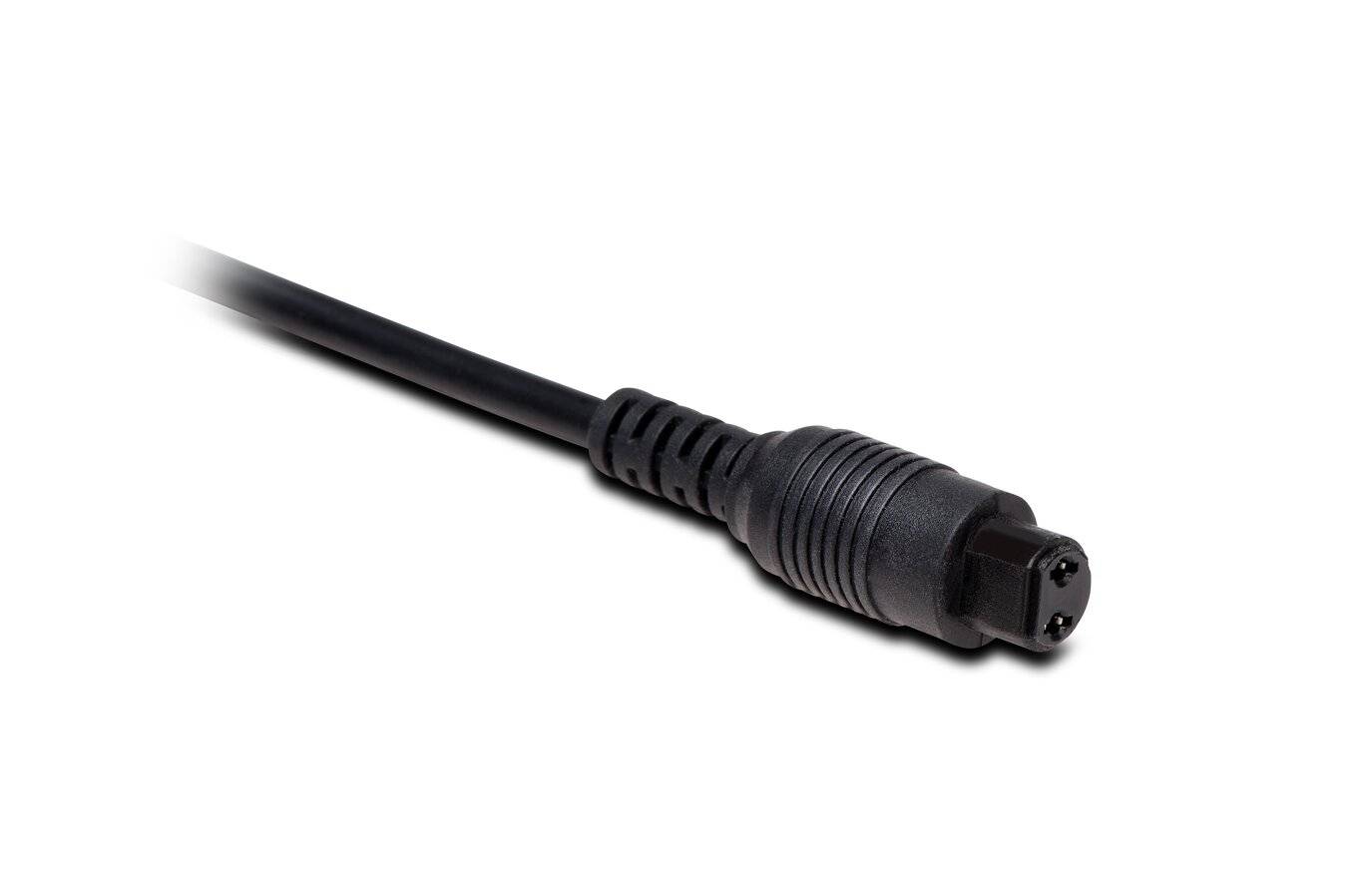 Schwarzer, dreipoliger Stromstecker mit Kabel, diagonal von links vorne gezeigt.