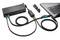 'Laptop angeschlossen an eine Dockingstation mit mehreren Kabeln und Anschlüssen; zeigt Verbindungen für USB, HDMI und Ethernet.'