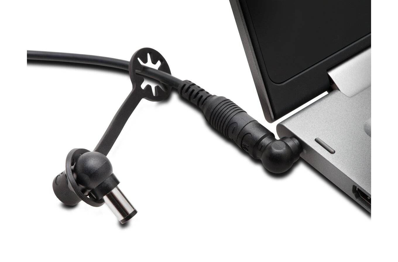 Ein Laptop wird über ein Kabel mit einem Netzteil verbunden, das über ein rotierendes Beinchen gesichert ist.