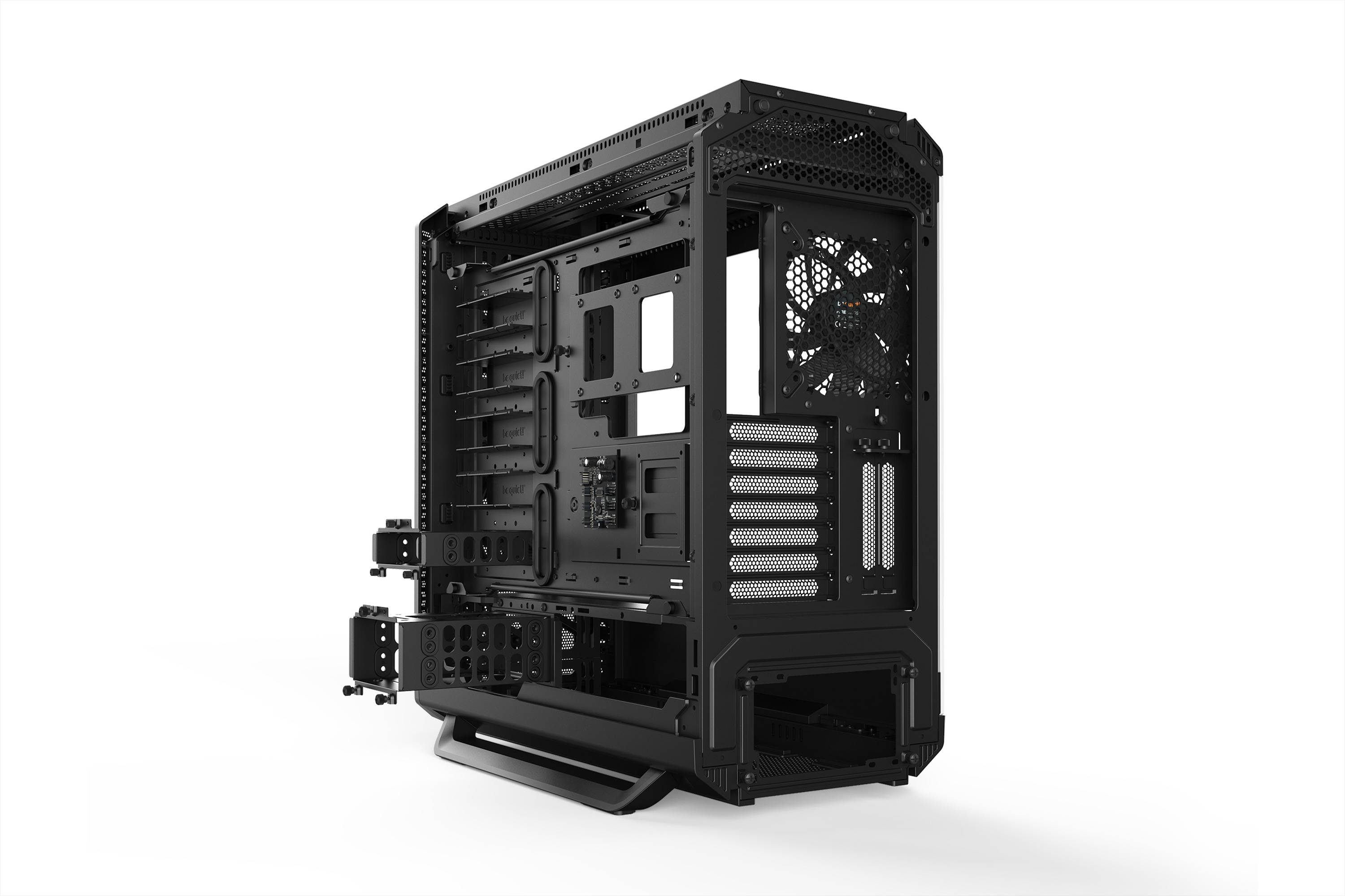 Ein schwarzes Computergehäuse mit offenem Design und mehreren Lüfterplätzen; geeignet für den Zusammenbau eines Desktop-PCs.