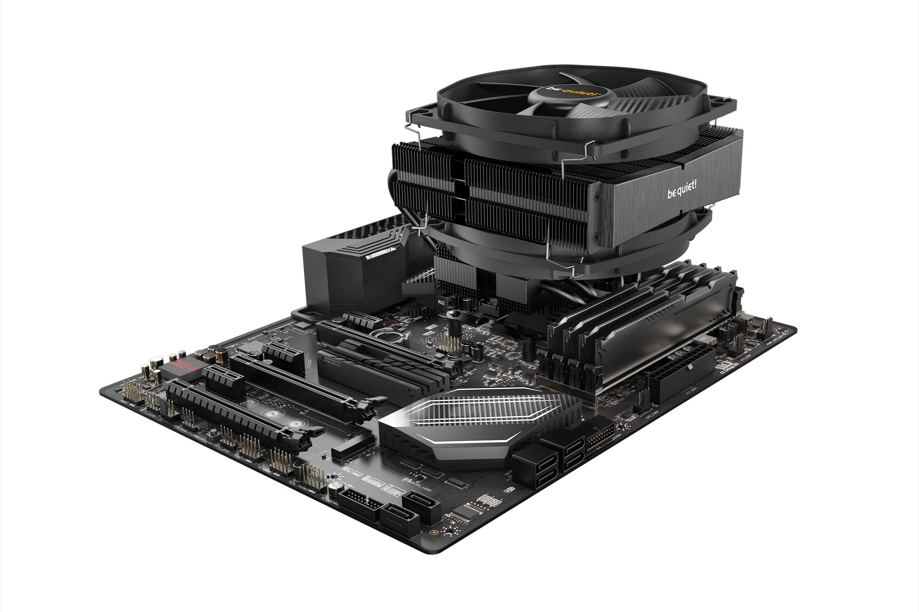 Ein Computer-Mainboard mit installiertem CPU-Kühler und RAM-Modulen; zeigt die Anordnung der Komponenten auf dem Board.