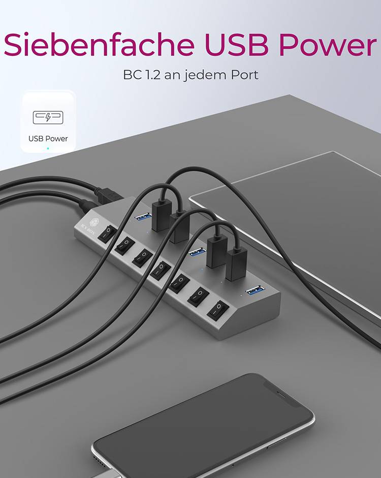 USB-Hub mit sieben Anschlüssen, jeder unterstützt USB Power BC 1.2. Mehrere Kabel sind angeschlossen, Smartphone daneben.