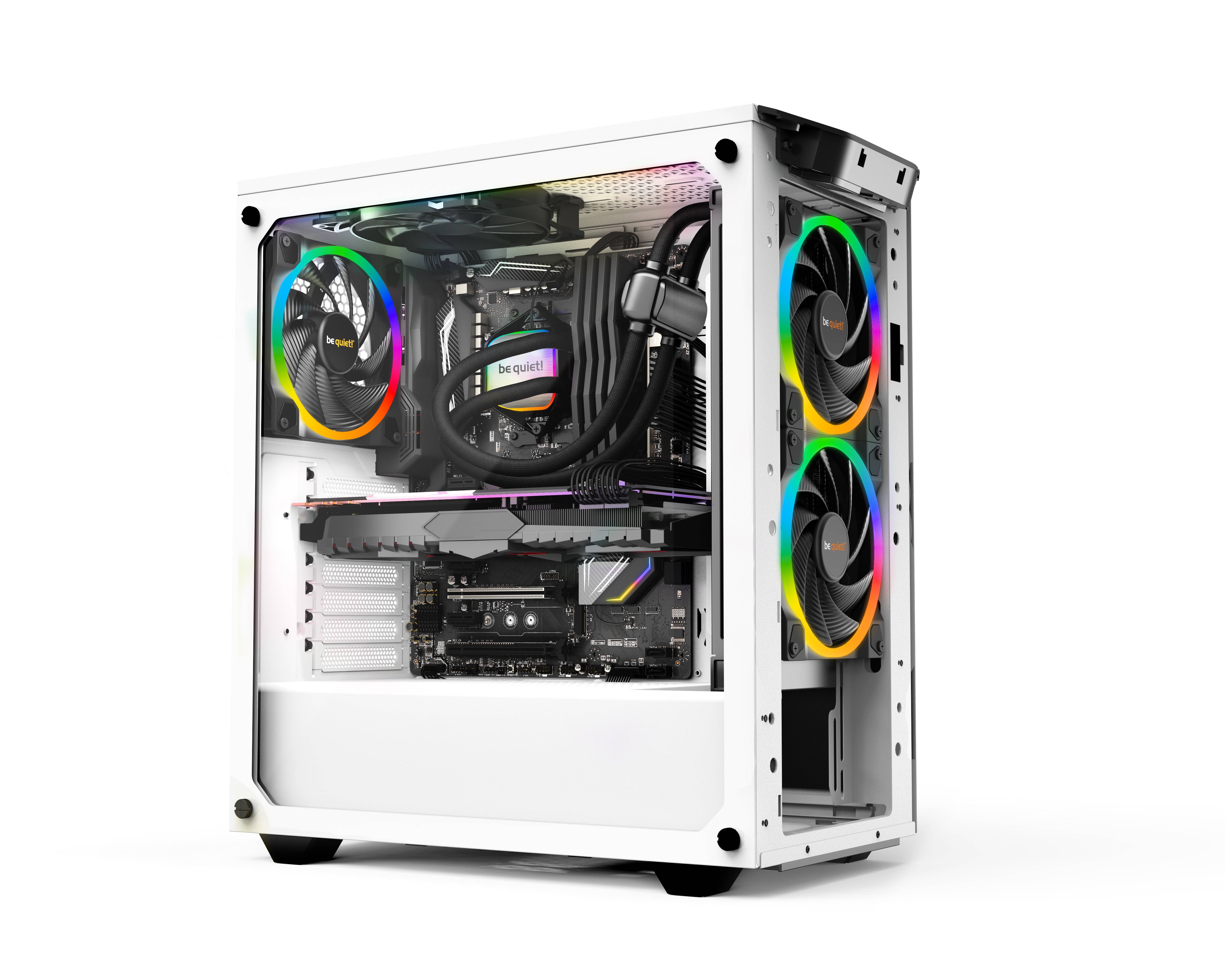 Ein weißer Computergehäuse mit transparentem Panel zeigt RGB-beleuchtete Lüfter und Komponenten im Inneren, einschließlich Grafikkarte und Kühler.