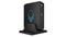 Ein schwarzer Mini-PC mit blauem Totenkopf-Logo steht aufrecht auf einem Ständer. Er hat mehrere Anschlüsse auf der Vorderseite.