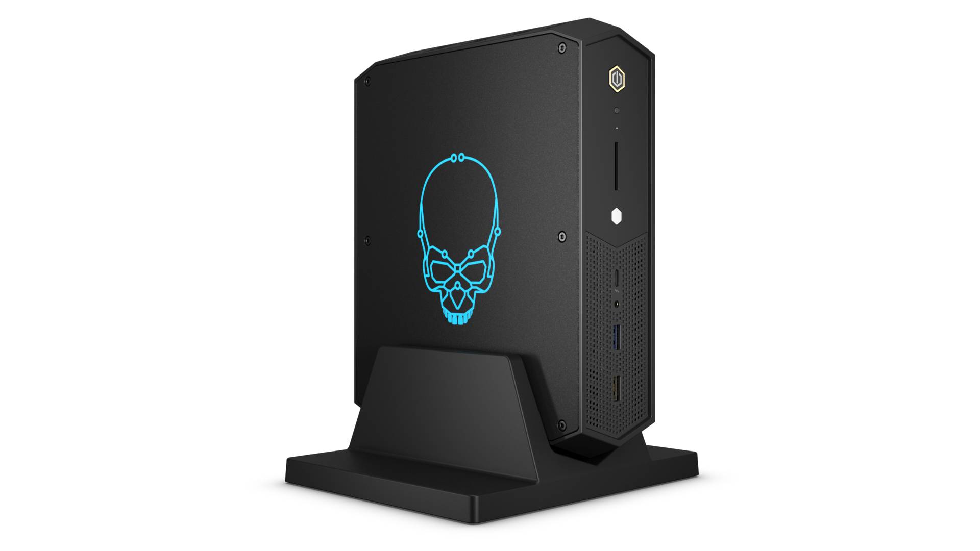 Ein schwarzer Mini-PC steht aufrecht auf einem Ständer. Auf der Vorderseite sind Anschlüsse und an der Seite ein leuchtendes Totenkopf-Logo.