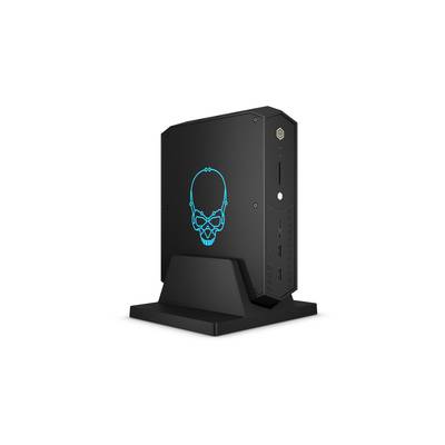Ein schwarzer Mini-PC steht aufrecht auf einem Ständer. Auf der Vorderseite sind Anschlüsse und an der Seite ein leuchtendes Totenkopf-Logo.