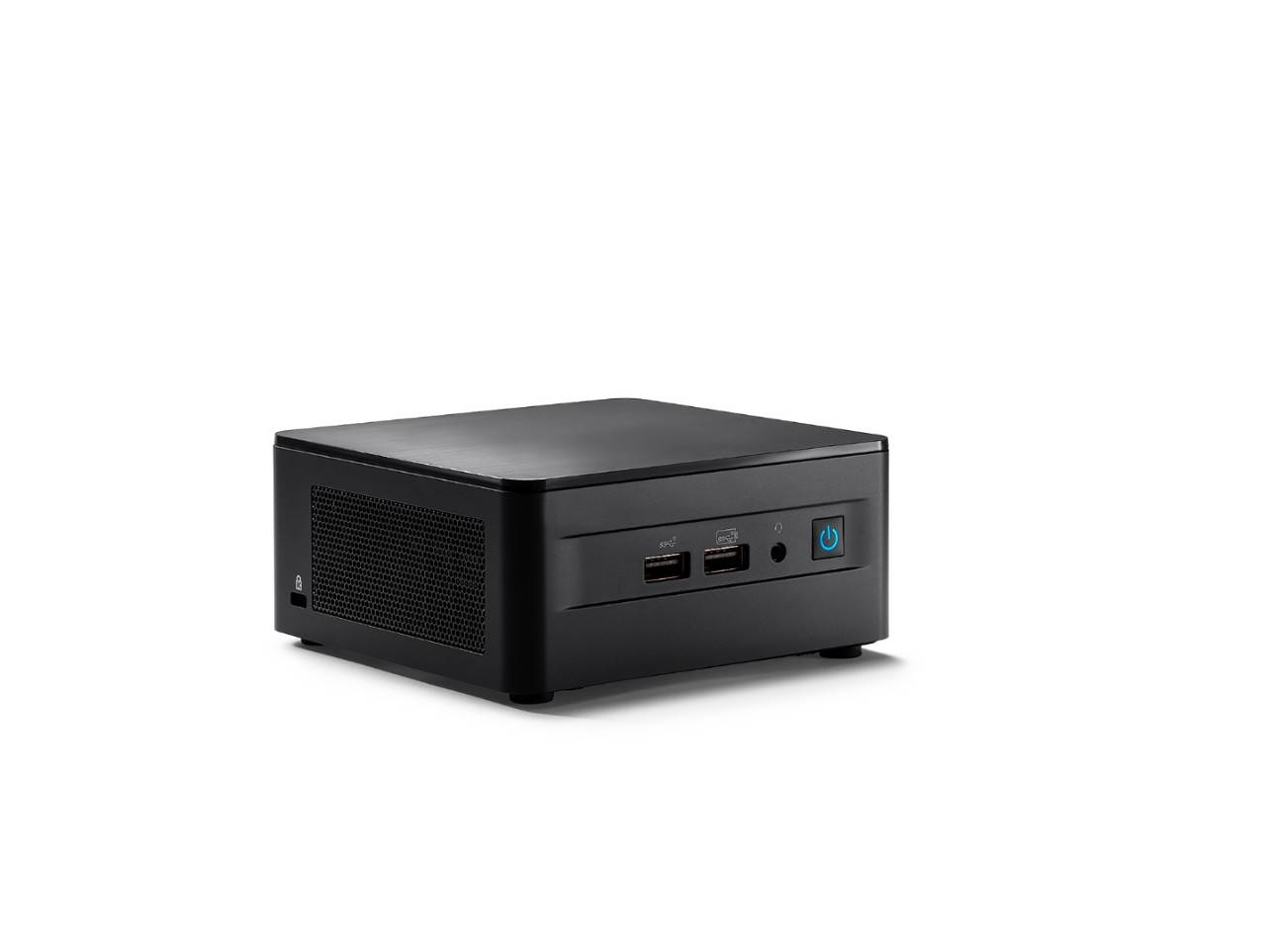 Ein kleiner, schwarzer, rechteckiger Mini-PC mit Anschlüssen an der Vorderseite und Lüftungsschlitzen an der Seite auf weißem Hintergrund.