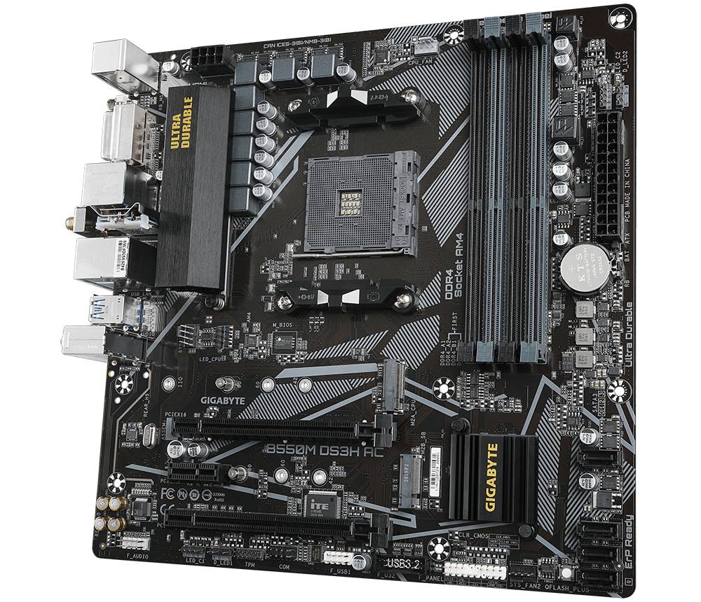 Ein Computer-Motherboard mit verschiedenen Steckplätzen und Anschlussmöglichkeiten, inklusive USB-Anschlüssen und Speichersteckplätzen.