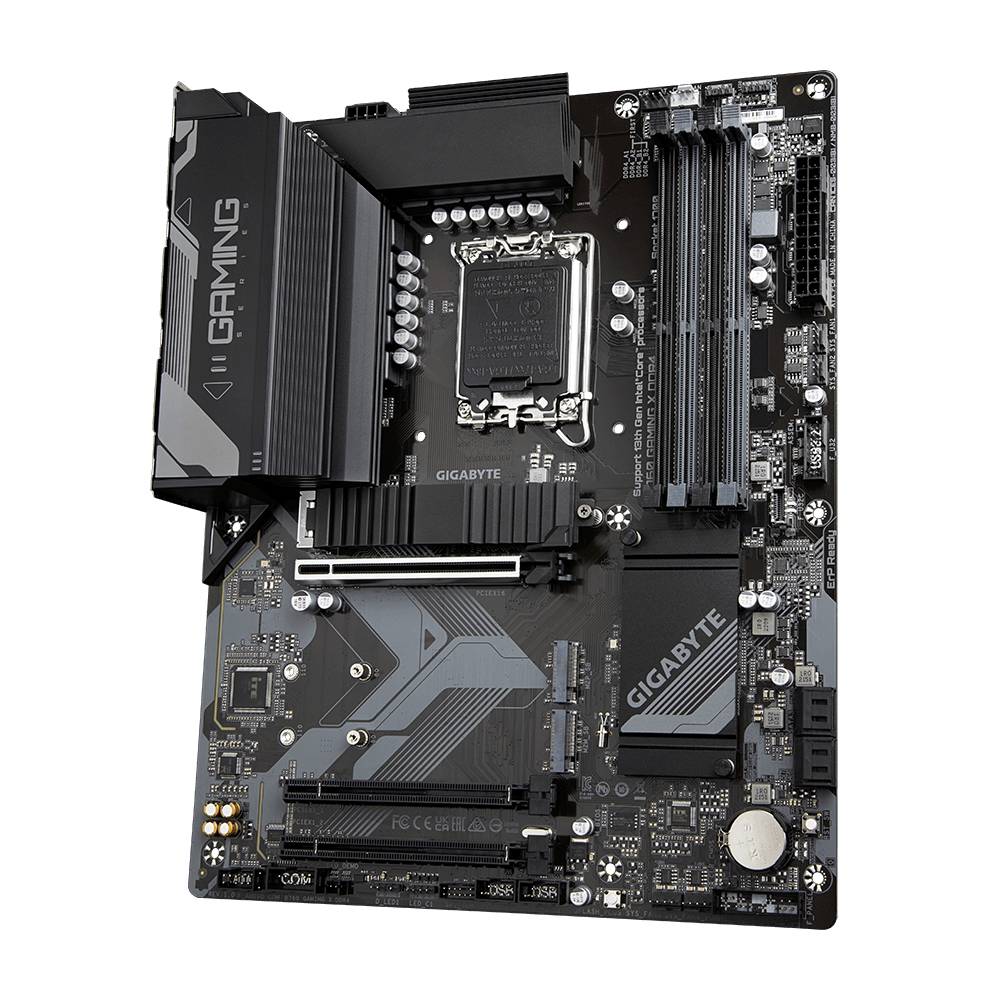 Schwarzes Gaming-Motherboard mit mehreren Anschlüssen und Erweiterungssteckplätzen von Gigabyte, zeigt zentrale Prozessoreinheit und RAM-Plätze.