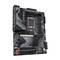 Motherboard von Gigabyte mit schwarzem Design, mehreren PCIe-Steckplätzen und 'GAMING'-Beschriftung auf dem Kühlkörper.