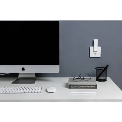 Ein Schreibtisch mit einem Computer, einer Tastatur und einer Maus. Neben dem Computer liegen Bücher, eine Brille und ein Stift.