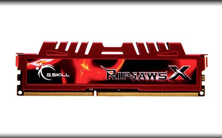 Ein roter RAM-Speicherriegel von G.SKILL mit der Aufschrift 'RIPJAWS X'. 