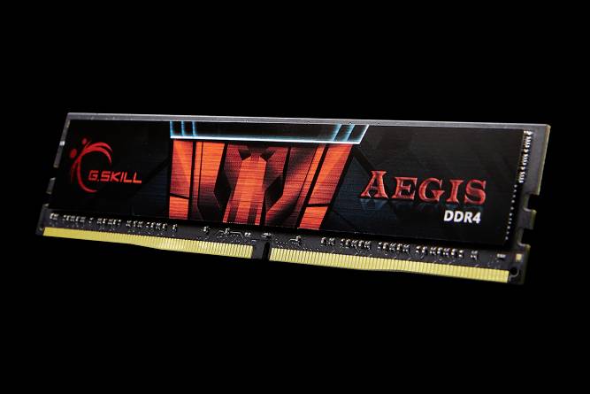 Ein DDR4-RAM-Modul von G.Skill mit dem Namen 'Aegis', auf schwarzem Hintergrund.