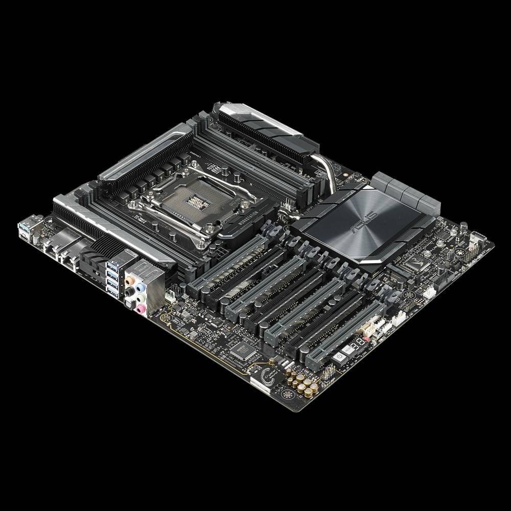 Eine Computer-Mainboard-Platine mit mehreren PCIe-Steckplätzen, RAM-Sockeln und Anschlüssen, auf schwarzem Hintergrund.
