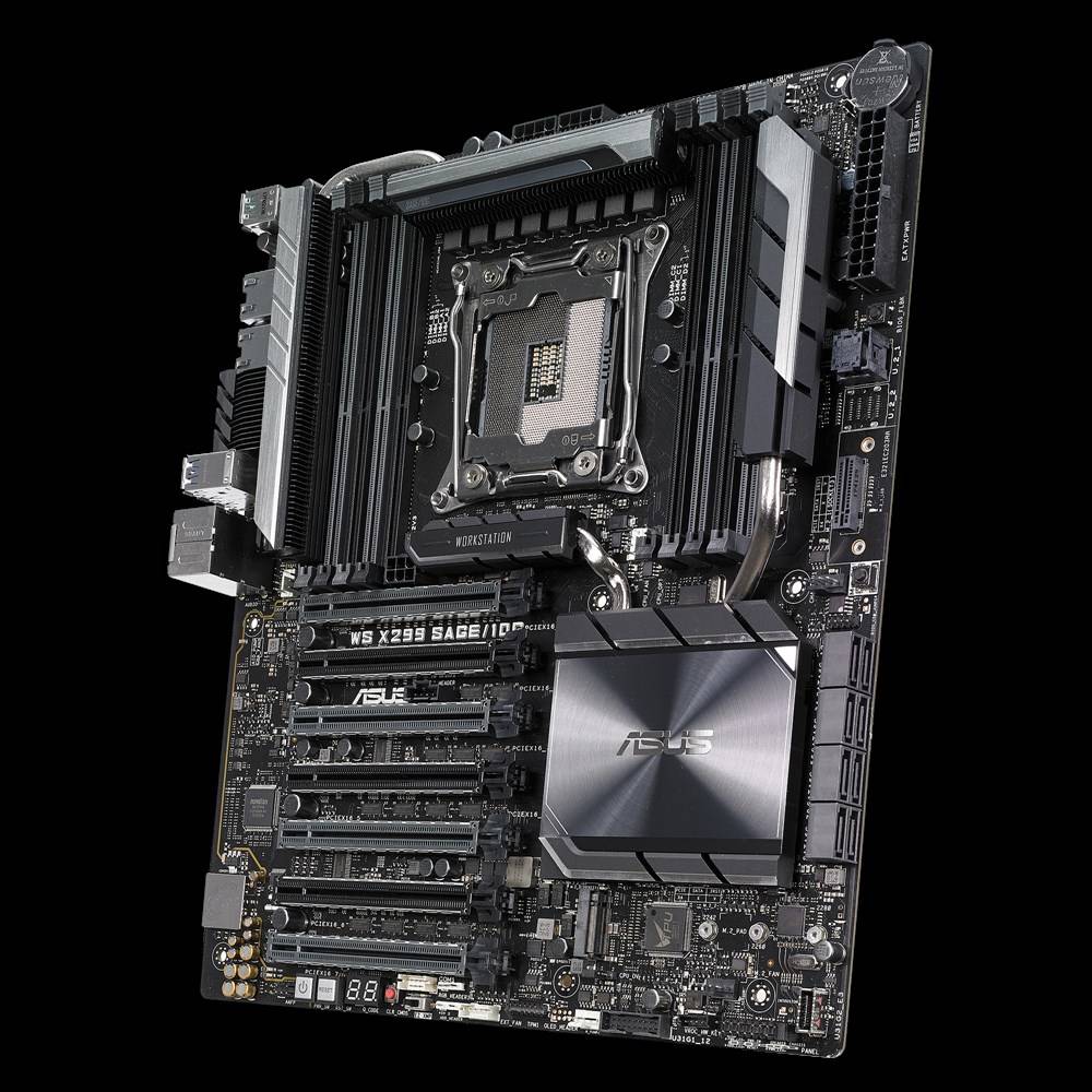 Eine Hauptplatine mit Prozessorsockel und verschiedenen PCI-Steckplätzen, Kühlkörpern und Anschlüssen für PC-Komponenten.