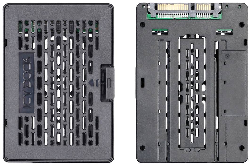Zwei schwarze Festplattengehäuse mit Lüftungsschlitzen. Links ist geschlossen mit einem Drehverschluss, rechts geöffnet mit Sicht auf den Innenraum.