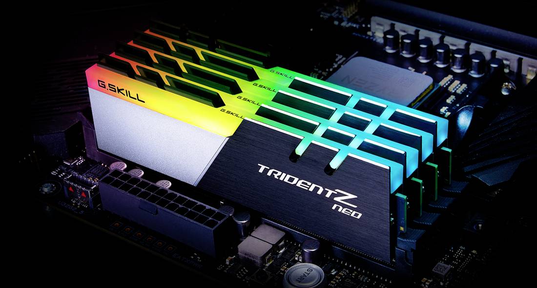 Ein Computer-Mainboard mit G.Skill Trident Z Neo RAM. Die Speichermodule sind mit RGB-LEDs beleuchtet und befinden sich in den RAM-Steckplätzen.