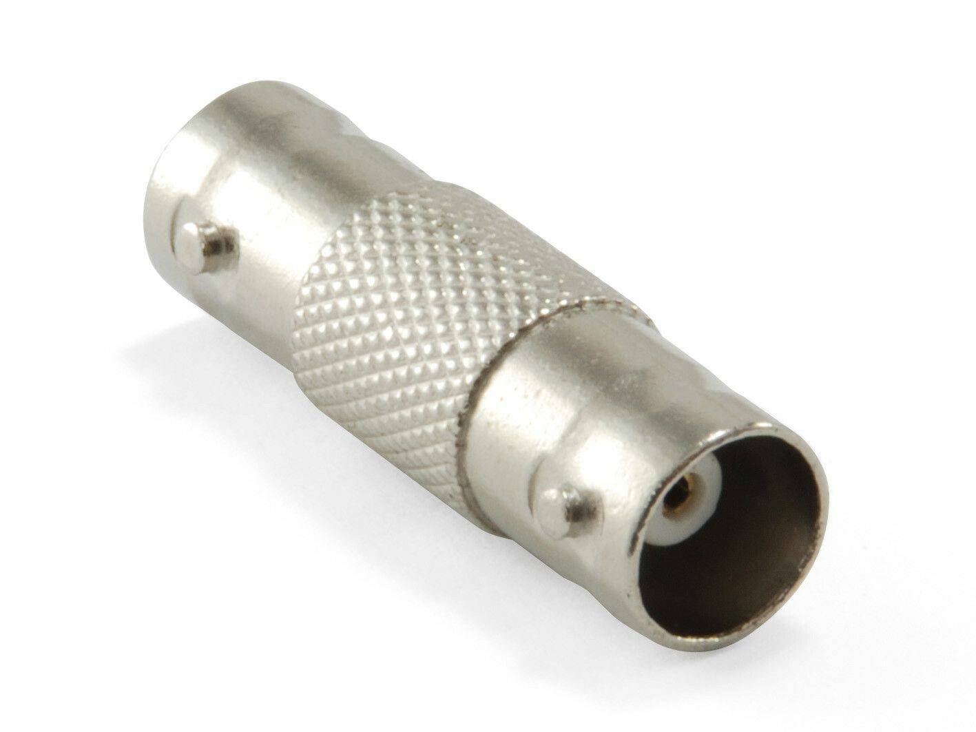 Ein silberner Koaxialadapter mit geriffelter Oberfläche und zwei Steckverbindungen, die zur Verbindung von Kabeln verwendet werden.